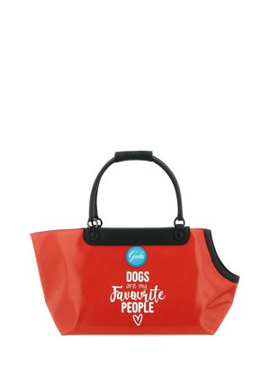 Borsa tote rossa con manici neri e scritta "I cani sono le mie persone preferite" in lettere bianche sul davanti.