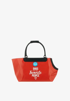 Borsa tote rossa con manici neri e scritta "I cani sono le mie persone preferite" in lettere bianche sul davanti.