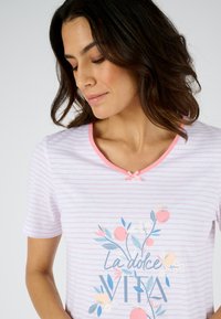 Maglietta da pigiama a righe rosa e bianche con maniche corte, scollatura rotonda e un fiocco rosa come accent. Presenta un testo grafico floreale "La dolce Vita."