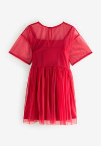 Abito rosso con un top trasparente a maniche corte, un corpetto aderente e una gonna a campana in tulle a strati, chiuso sul retro con un bottone.