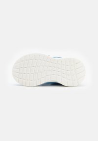 Semelle de chaussure en caoutchouc blanc dotée d'un motif de grip texturé avec un accent bleu près du centre, conçue pour l'adhérence et la durabilité.