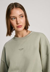 Lichtgroene sweatshirt met een ronde hals, voorzien van een klein geborduurd 'Pepe Jeans London' logo op de voorkant en een losse pasvorm.