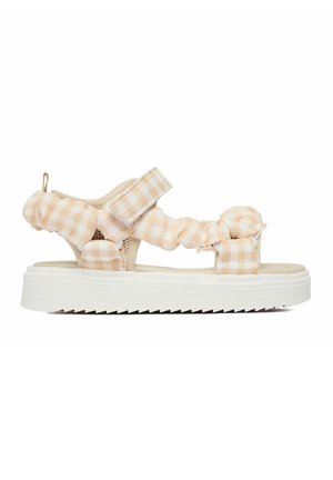 Beige-weiß karierte Stoffsandale mit gepolsterten Riemen, Klettverschluss, dicker weißer profilierter Sohle und Schlaufe an der Ferse für einfaches Anziehen.