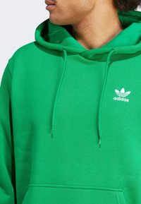 adidas Originals TREFOIL ESSENTIALS - Sweat à capuche - green