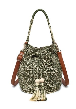 Borsa a secchiello intrecciata verde e beige con manico intrecciato, tracolla in pelle regolabile, chiusura con coulisse e due nappine con perline di legno.