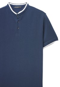 Polo blu navy in un tessuto morbido e testo; presenta un design henley con tre bottoni e dettagli a strisce bianche sul colletto e sulle maniche.