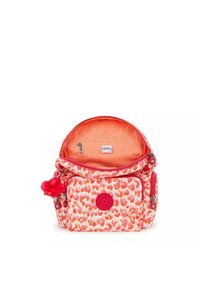 Bolsa de diseño rojo y blanco con cierre de cremallera, que presenta una textura suave, un logotipo distintivo y un adorno en forma de mono en el llavero.