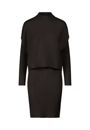Sort ribbet kjole med høj hals og oversized strik top, lange ærmer og en slim fit nederdel. Glat tekstur hele vejen igennem.