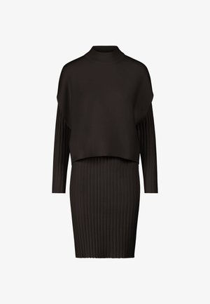 Zwarte geribbelde jurk met een hoge hals en een oversized gebreid bovenstuk, lange mouwen en een slank aansluitende rok. Gladde textuur over het geheel.