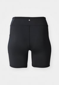 Sorte treningsshorts laget av glatt, elastisk materiale. Koster høy midje og sidelommer. Enkelt design med minimale detaljer.