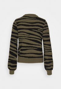 Grüner Strickpullover mit schwarzen Tigerstreifen, rundem Ausschnitt und gerippten Bündchen. Weiche Textur mit tailliertem Design.