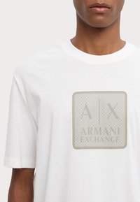 Armani Exchange Camiseta estampada - off white