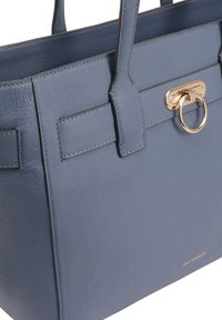 Blauwe lederen handtas met een gestructureerde afwerking, dubbele handvatten, een gouden ring Hardware accent en een gestructureerd ontwerp.