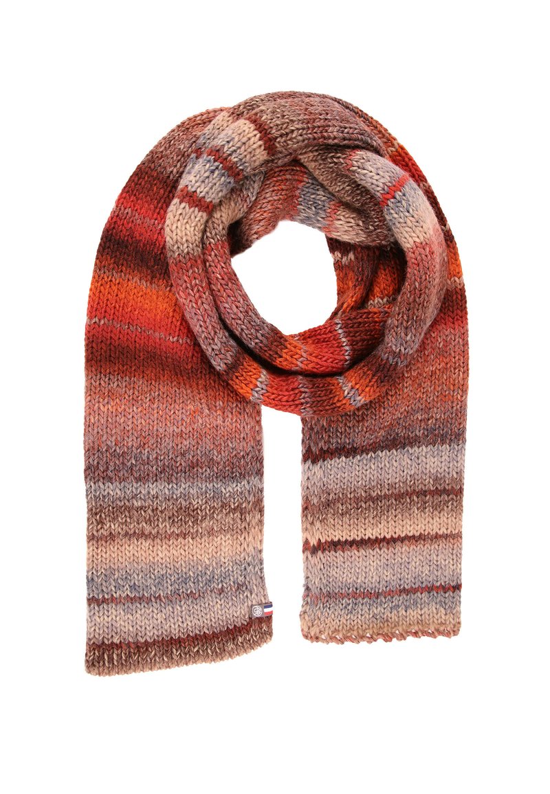 Écharpe en tricot dans des tons chauds de rouge, orange et marron, présentant un motif texturé avec des changements de couleur progressifs et une étiquette de marque à l'extrémité.