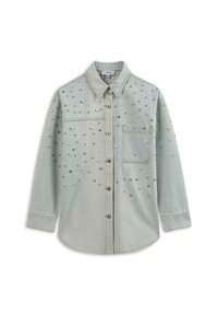 Camicia di denim azzurro chiaro con bottone frontale, maniche lunghe e decorazioni in borchie argentate su tutta la parte anteriore e sulla tasca.