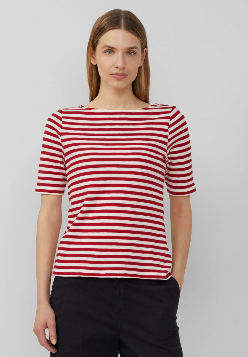 T-shirt à manches courtes rayé rouge et blanc avec encolure bateau, fabriqué en tissu doux, coupe légèrement amples, sans motifs ni embellissements visibles.
