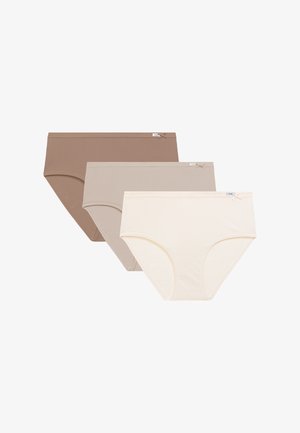 Trzy damskie hipsterki w kolorach beżowym, jasnobrązowym i brązowym, każda z małą kokardką i metką po prawej stronie pasa.