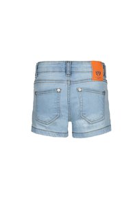 Shorts di denim di colore blu chiaro con orlo arrotolato, due tasche posteriori e un'etichetta arancione con il marchio sulla vita.