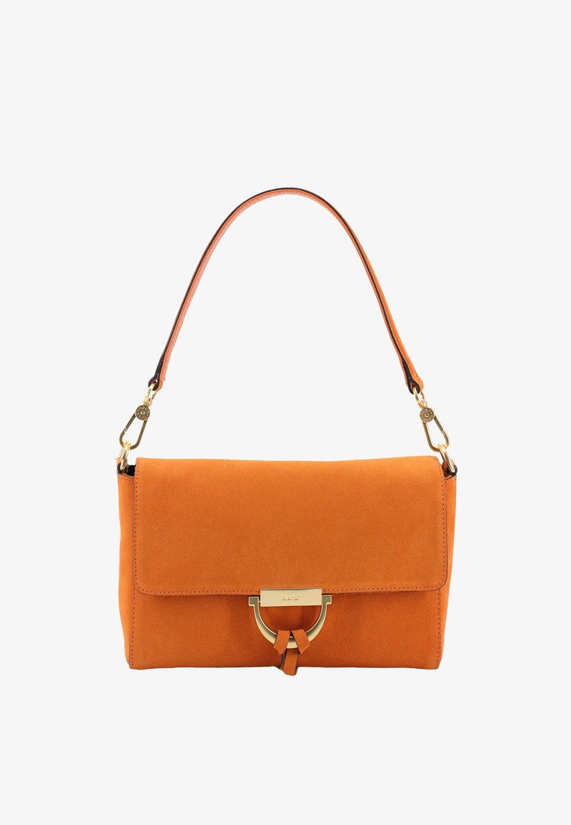 Orange Wildleder-Handtasche mit flachem Design, Metallbeschlägen und einem kurzen Trageriemen. Besitzt einen Klappenverschluss und ein dekoratives Vorderdetail.
