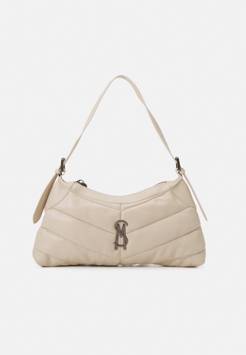 Sac d'épaule matelassé beige avec une bandoulière unique et un détail de logo métallique au centre avant sur un fond uni.