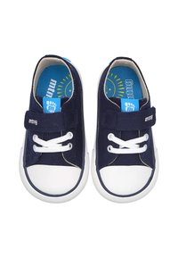 Zapatos de tela color marino con suelas de goma blanca, cierres de cordones y velcro, y plantillas azules con un gráfico de sol. Diseño simple y de caña baja.