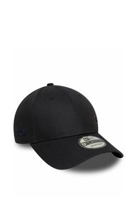 Zwarte baseballcap van stof, met een gebogen rand, geborduurd logo in marineblauw en een verstelbare band aan de achterkant. Etiket toont "9FORTY ADJUSTABLE."