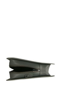 Borsa a busta in pelle grigia con finitura testurizzata, chiusura a doppia cerniera e design elegante caratterizzato da bordi arrotondati e un interno liscio.