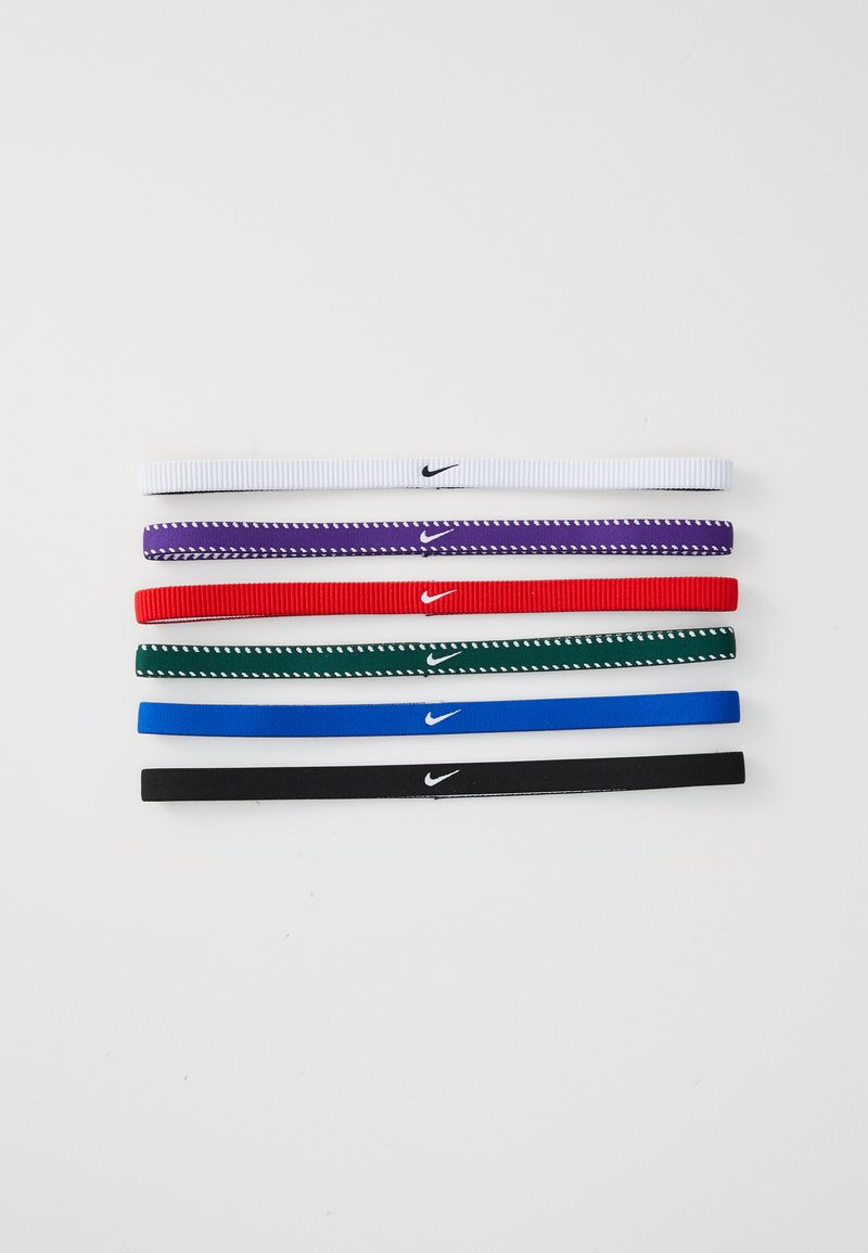 Conjunto de seis cintas para el cabello de Nike en colores variados: blanco, púrpura, rojo, verde, azul y negro. Cada una presenta una textura suave y un pequeño logo.