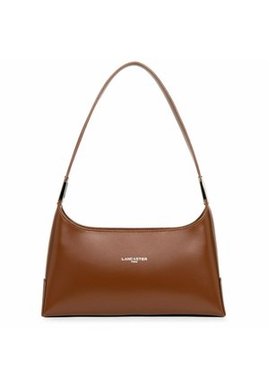 Borsa a tracolla in pelle marrone con profilo curvo, texture liscia, tracolla corta e dettagli del logo discreti sulla parte anteriore.