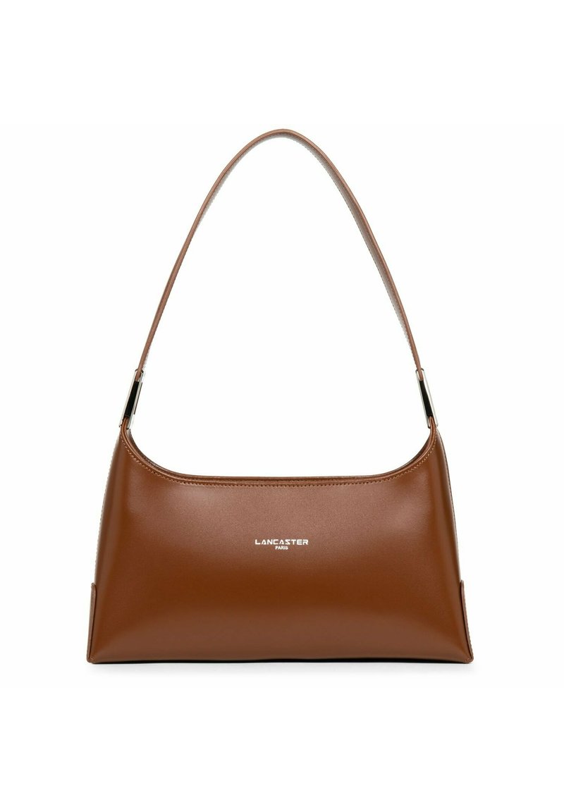 Borsa a tracolla in pelle marrone con profilo curvo, texture liscia, tracolla corta e dettagli del logo discreti sulla parte anteriore.