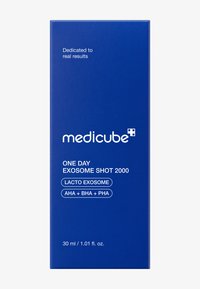 Scatola rettangolare blu con etichetta "Medicube One Day Exosome Shot 2000", con testo bianco che dettaglia gli ingredienti. Dimensioni: 30 ml / 1,01 fl. oz.