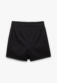 Pantalones cortos negros a medida con una textura suave, con una cinturilla de altura media, dos bolsillos frontales y sin cierres visibles.