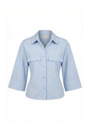 Camisa de botones con rayas verticales en azul claro y blanco, mangas anchas de tres cuartos y dos bolsillos con solapa en el pecho.
