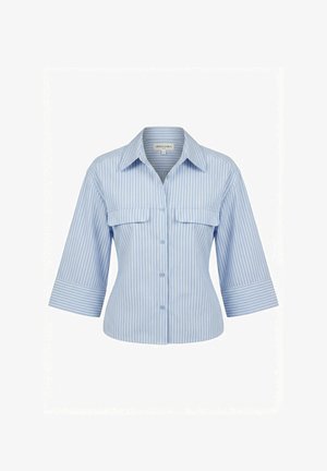 Chemise boutonnée à rayures verticales bleu clair et blanc avec des manches 3/4 larges et deux poches à rabat sur la poitrine.