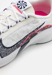 Nike Performance W NIKE SUPERREP GO 3 FLYKNIT - Sapatilha de treino - summit white/white/bright crimson/blackened blue