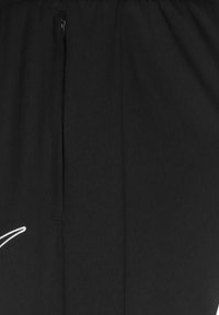 Shorts de sport noirs avec un tissu principal lisse, des panneaux latéraux en mesh et un petit zip à la taille pour une fermeture sécurisée.