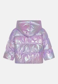 Giacca puffer iridescente in lilla con cappuccio, caratterizzata da un design trapuntato, polsini elasticizzati e vita cinchata per una maggiore texture.