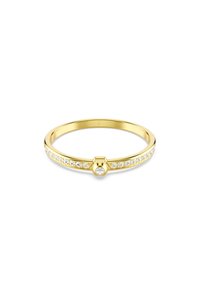 Anillo de oro con una banda lisa, presenta una piedra central y pequeñas piedras claras engastadas a lo largo de la shank. Acabado pulido y diseño minimalista.