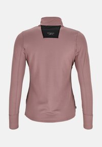Long-sleeve top in dusty rose, textured fabric with a high collar and black brand patch at the back neckline. Slim fit design.