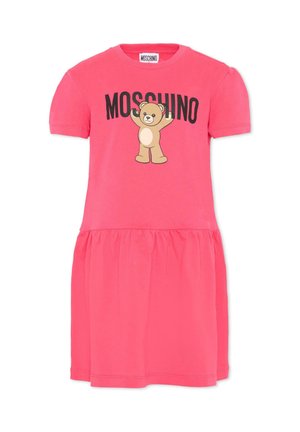 Jasnoróżowa, krótka sukienka z krótkim rękawem i marszczonym dołem, z nadrukiem rysunkowego misia i napisem „MOSCHINO” z przodu.