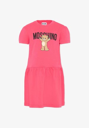 Jasnoróżowa, krótka sukienka z krótkim rękawem i marszczonym dołem, z nadrukiem rysunkowego misia i napisem „MOSCHINO” z przodu.