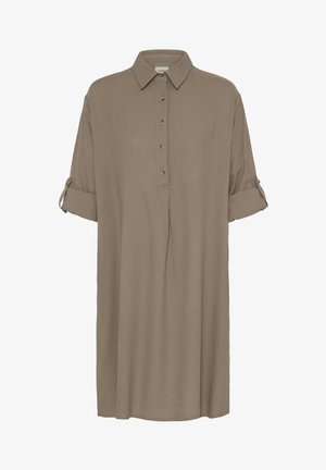 Rochie cămașă maro deschis până la genunchi, cu guler, nasturi pe jumătate și mâneci suflecate fixate cu clapete cu nasturi.