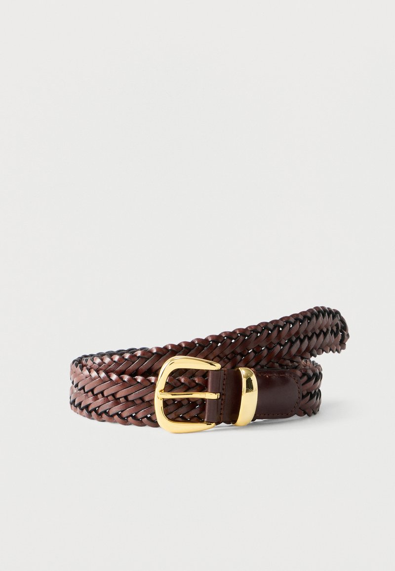 Καφέ πλεκτή δερμάτινη ζώνη τυλιγμένη με λαμπερή χρυσή μεταλλική αγκράφα και θηλιά σε απλό λευκό φόντο.