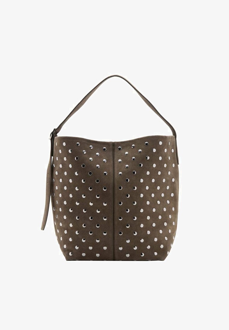 Sac seau en suède marron avec un haut arrondi, présentant des trous perforés et des accents métalliques. Une seule bandoulière pour un port facile.