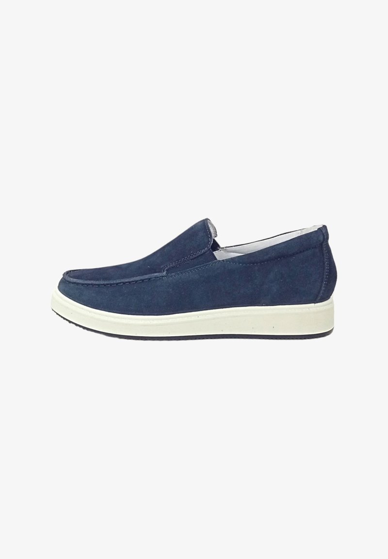 Scarpe slip-on in suede navy con punta tonda, suola in gomma bianca e dettagli di cucitura discreti lungo la parte superiore. Design minimalista.