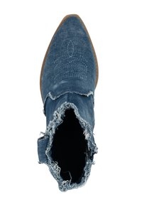 Botín de tobillo de punta afilada en denim azul medio, con bordes deshilachados, detalles de costura y una superficie texturizada. Suela ligera para mayor comodidad.