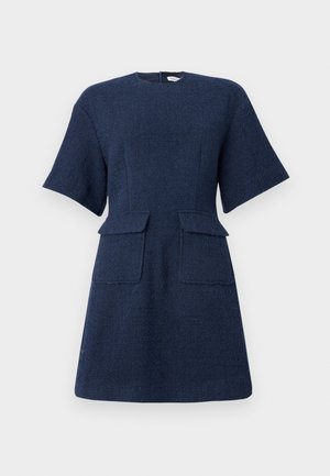Vestido de manga corta azul marino en tejido texturizado con corte recto, que presenta dos bolsillos de parche en la parte frontal y una cremallera en la parte trasera.