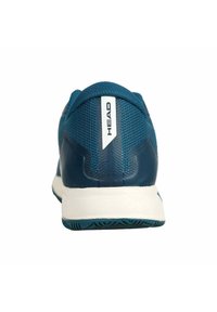 Zapatilla deportiva azul con parte superior de malla, collar acolchado y suela de goma. Presenta un logo blanco en el talón y detalles texturizados en la parte trasera.