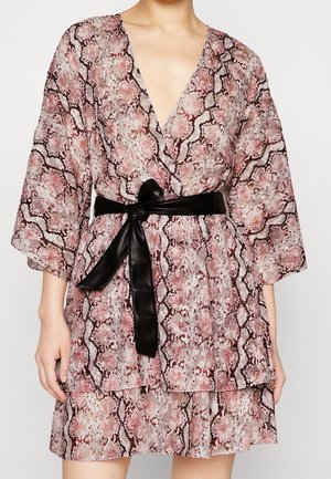 Jurkje van doeken in slangenprintstof met roze en grijstinten, V-hals, brede mouwen en een zwarte satijnen riem in de taille.