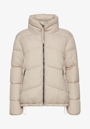 Beige Steppjacke mit hohem Kragen, Reißverschluss vorne und diagonaler Naht. Verfügt über zwei seitliche Reißverschlusstaschen. Glatte Textur.